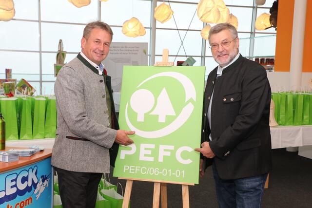 Landwirtschaftskammer-Präsident Franz Titschenbacher und PEFC-Obmann Kurt Ramskogler mit dem Gütesiegel.