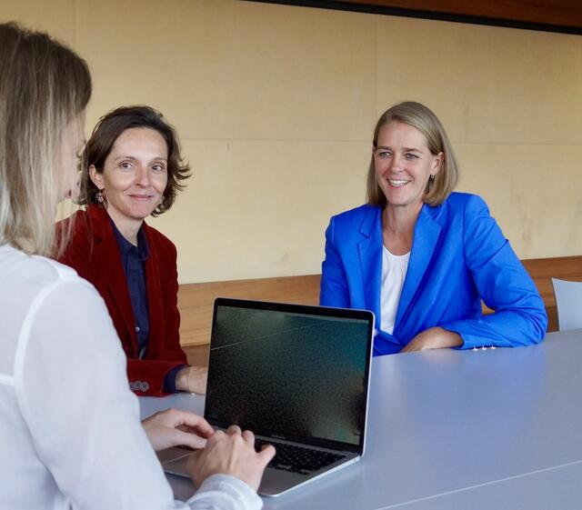 Landesrätin Andrea Klambauer (re.) und Neos Bildungssprecherin Martina Künsberg Sarre (Mitte) im Gespräch mit BB Salzburg Chefredakteurin Julia Hettegger. | Foto: BB Salzburg