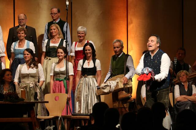 Das Hausiererlied vom Kirchenchor Bischofshofen brachte zum Schmunzeln. Es brachte dem Herrn Bürgermeister "rote Schuach zum Radlfoarn und Frau Koller ein Seidentuch". Der Hausierer im Spiel hat zeitgemäß online im Internet bestellt und prompt war die Bestellung auch schon auf der Bühne. - "Des geht gach", wurde da gesungen.