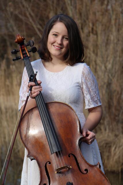 Die junge Cellistin Eva Kögler spielt die Soli.