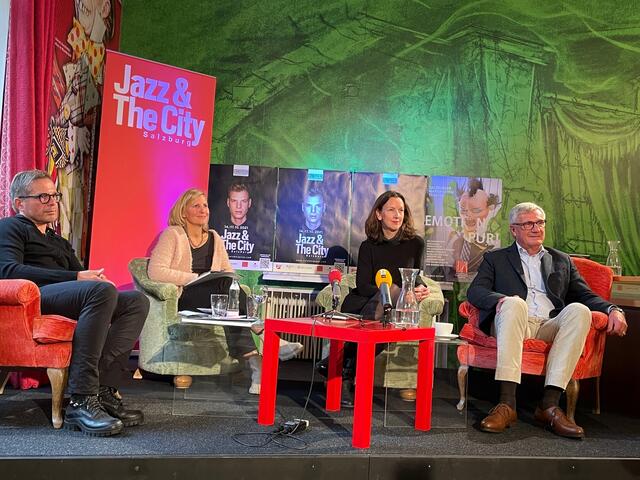Das Pressegespräch im Marionettentheater. Von links: Andreas Gfrerer, Obmann Altstadtverband Salzburg, Sandra Woglar-Meyer, Geschäftsführerin Altstadtverband Salzburg Marketing, Tina Heine, Festivalleiterin und Bürgermeisterin Harald Preuner.  | Foto: sm