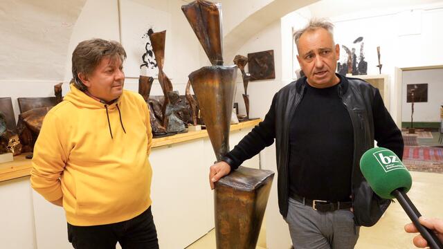 Künstler Talos Kedl (r.) und Kurator Peter Petrus Habarta im bz-Gespräch über das Kunst-Mahnmal bei der Ruprechtskirche. | Foto: Maximilian Spitzauer