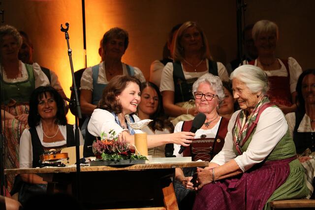 Caroline Koller mit den damals ersten Amselpreisträgerinnen.