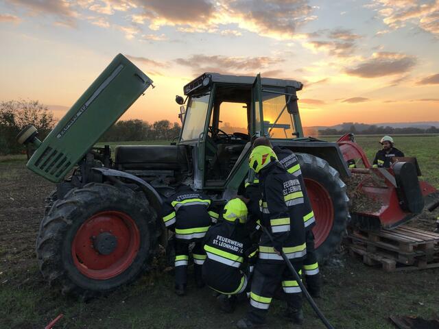 Die Feuerwehr löscht den Traktor | Foto: Niklas Zeiß