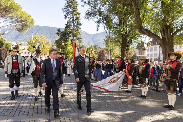 LH Günther Platter und LH Arno Kompatscher beim Landesüblichen Empfang mit der Schützenkompanie Meran, der Stadtmusikkapelle Meran und Abordnungen der Traditionsverbände.