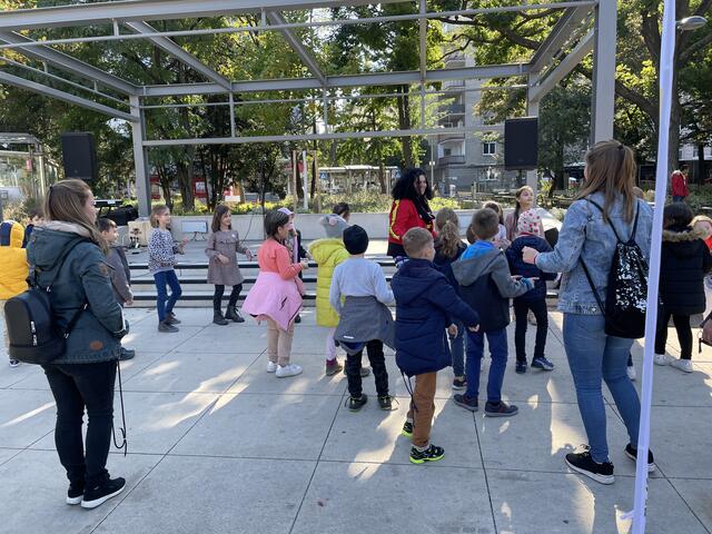 Die Mädchen haben die Bühne am Reumannplatz tanzend in Beschlag genommen. | Foto: Karl Pufler