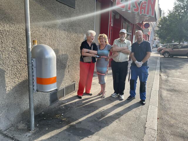 Die Anrainer der Rotenhofgasse 58 sind verärgert über den kleinen, übervollen Mistkübel gleich vor ihrem Hauseingang.
 | Foto: Karl Pufler