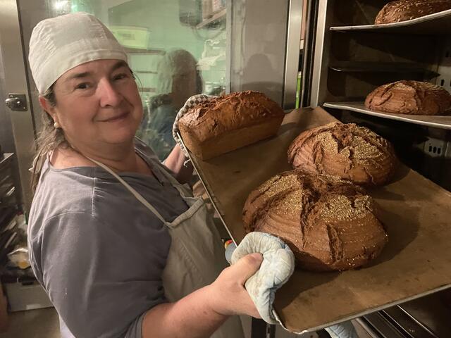 Barbara Strasser mit dem fertigen, gold-prämierten Brot (Einkorn Dinkel Sauerteig Vollkorn) | Foto: Strasser