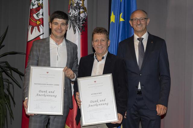 LR Anton Mattle (re.) mit den Vertretern der geehrten Betriebe aus dem Bezirk Kitzbühel.