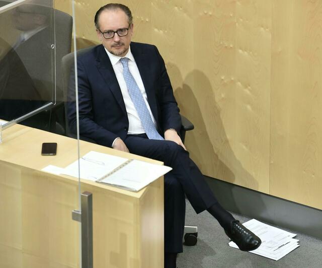 Als ihm NEOS-Chefin Meinl-Reisinger die 104-seitige Anordnung zur Hausdurchsuchung mit allen inkriminierten Chats übergibt, wirft Schallenberg sie verächtlich hinter sich auf den Boden (siehe Bild).