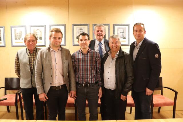 Pressekonferenz nach der Gründungsversammlung des Gemeindeverbandes Schlachthof Fließ: Seppl Haueis, Bgm. Dominik Traxl, Bgm. Alexander Jäger, BH Markus Maaß, Alt-Bgm. Hans-Peter Bock und Projektleiter Bernhard Pircher (v.l.).