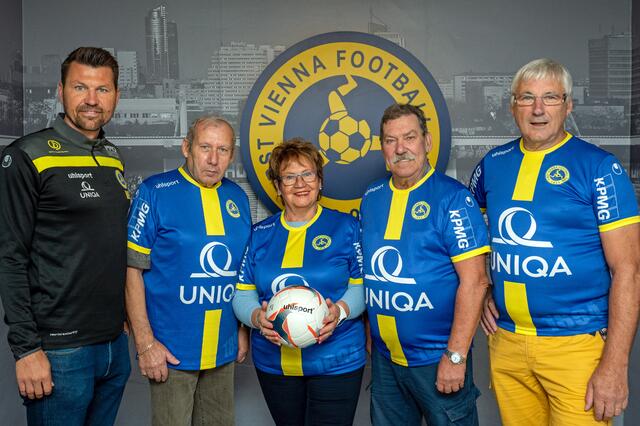 Sportdirektor Markus Katzer mit den fußballbegeisterten Senioren. | Foto: First Vienna FC 1894