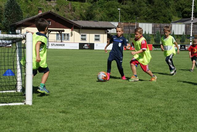 Von klein auf lernen die Kinder in den Vereinen das Fußballspielen – oft ziehen die Jugendlichen in der U-16 dann den Schlussstrich. | Foto: Holzmann