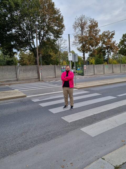 Bezirksrat Christian Volkmann am Schutzweg in der Wundtgasse