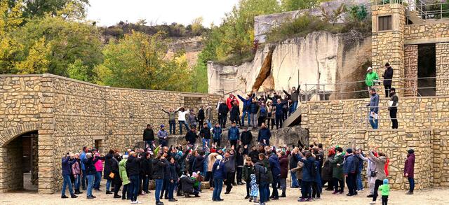 Einzug in Jerusalem: Regisseur Alexander M. Wessely begleitet die beiden Jesus-Darsteller Rupert Kugler und Andreas Schalling auf ihren ersten Schritten durch die jubelnde Menge. | Foto: Passionsspiele St. Margarethen