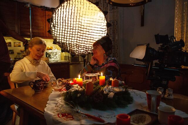 Elfriede Schüsseleder und Inge Maux beim Dreh der Weihnachtsszene | Foto: Andreas Bacher