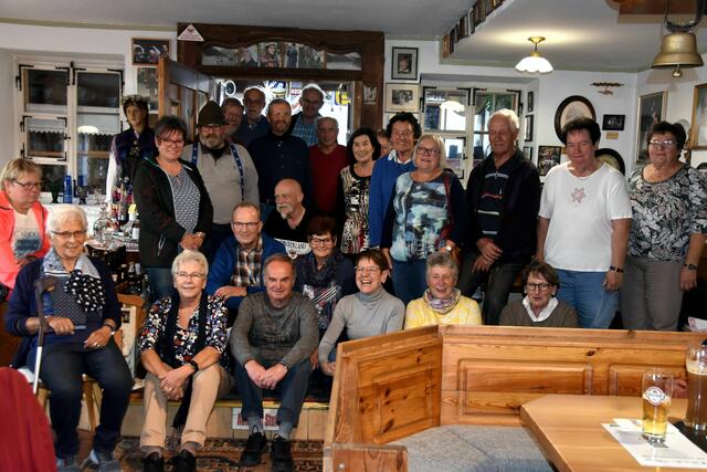 Eine starke "Abordnung" aus Weißenbach ließ sich die Wunderkammer in Elbigenalp zeigen. | Foto: Pohler