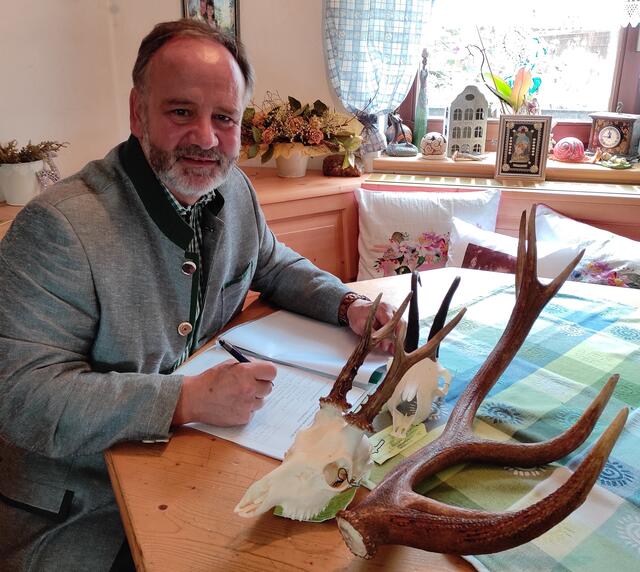 Bezirksjägermeister Rudolf Kern rät, in den Herbstmonaten stets vorausschauend und aufmerksam zu fahren – vor allem im Bereich von Wildwechsel-Warnschildern.