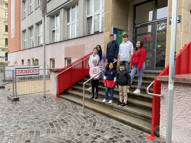 Die Schüler der Volks-, Haupt- und Fachmittelschule sind froh, den neuen Vorplatz zukünftig zum Spielen und Pausieren nutzen zu können.  | Foto: Patricia Hillinger