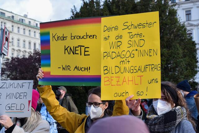 Kindergartenpädagoginnen- und pädagogen fordern bessere Arbeitsbedingungen.