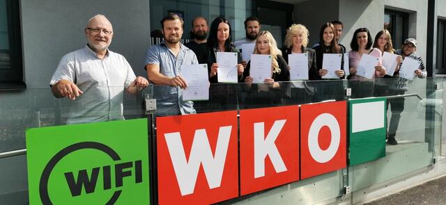 Sie haben es geschafft! Sven Eichhorn, Isabel Walcher, Bettina Habacher, Marco Eder, Laura Köll, Maria Gösweiner, Celine Stangl, Daniel Rohrer, Martina Reitegger, Karl Kettner, Mario Steinberger und Wifi-Lehrbeauftragter Johann Pernthaller (von rechts nach links)