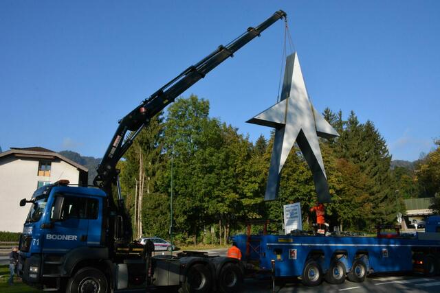 Für die Installation des Kneissl-Sterns am Montag, den 11. Oktober brauchte es auch schweres Gerät, um den 750 Kilogramm schweren Koloss an seinen neuen Platz in Kufstein zu stellen.