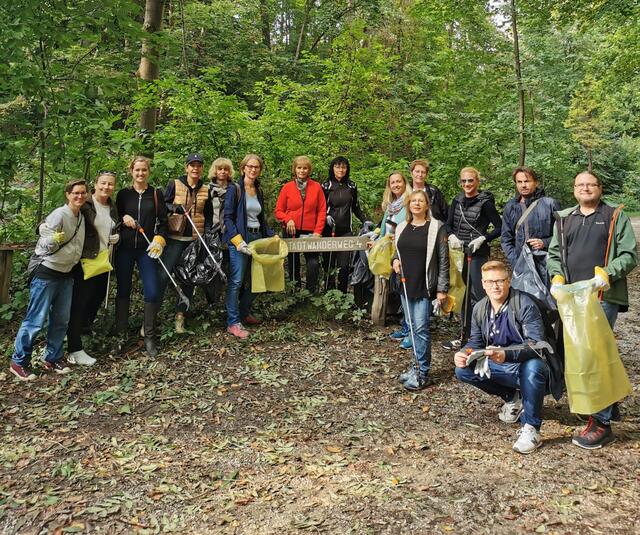 Gemeinsam anpacken: Dazu forderte die Bezirksvorsteherin Michaela Schüchner auf (SPÖ). Zahlreiche Helfer kamen mit.  | Foto: BV 14
