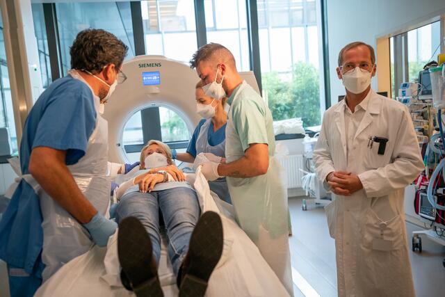 Gesundheitsstadtrat Peter Hacker und Generaldirektorin des Wiener Gesundheitsverbundes, Evelyn Kölldorfer-Leitgeb eröffneten die Neurologie in der Klinik Floridsdorf.  | Foto: David Bohmann/PID