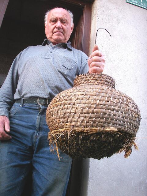 Imker aus Leidenschaft: Das älteste Mitglied des Bienenzuchtvereins Feldbach Herr Engelbert Haidinger feierte am 12. Oktober seinen 90. Geburtstag. | Foto: Privat