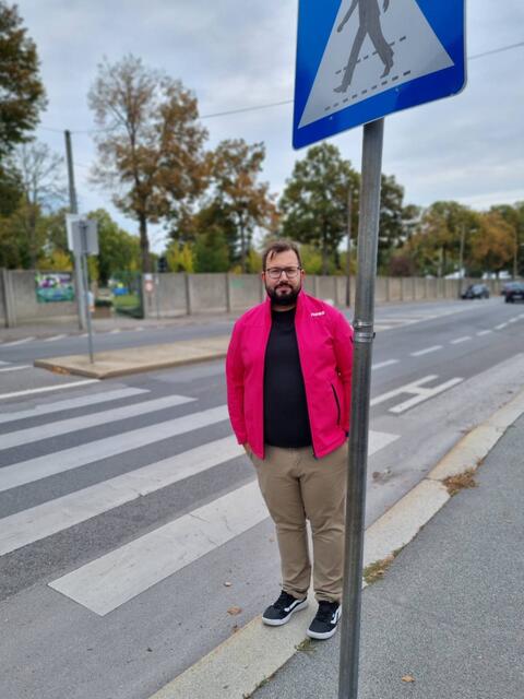 Bezirksrat Christian Volkmann am Schutzweg in der Wundtgasse.