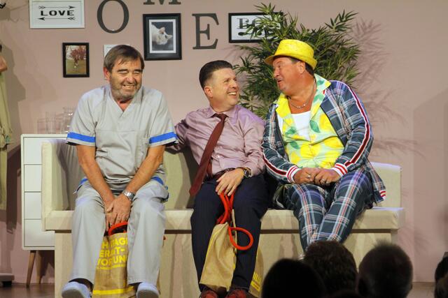 Die zwei Chaosbrüder Harry (Anton Jarmer), und Dick (Günter Pilhatsch) brachten Bruder Tom (Herbert Brumcek) im Rahmen einer Kindesadoption ganz gewaltig in die Bredouille.