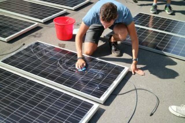 Dann die #Solarmodule sauber machen und durchmessen. Bringen die überhaupt noch Strom? Am besten macht man das an einem sonnigen Tag.
Wir hatten 100 w Module, verschalten also 3 Parallel! | Foto: BalkonSolar