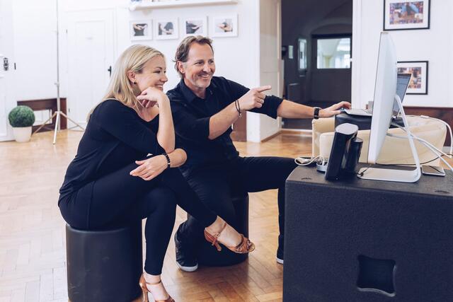 Die beiden Tanzprofis Kelly und Andy Kainz haben sich auf das Unterrichten spezialisiert. Ihre Kurse geben sie online und "in Echt".  | Foto: Gillner Photography