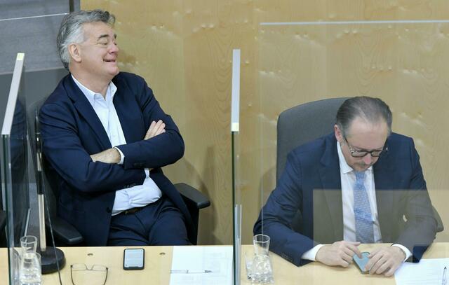 Der Blick des Vize Werner Kogler (Die Grünen), kurz nachdem Sitznachbar Neo-Kanzler Schallenberg (ÖVP) die Protokolle der Hausdurchsuchungen verächtlich auf den Boden warf, um sich wieder seinen Handynachrichten zu widmen, spricht Bände.