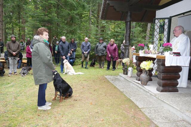 Prälat Rupert Kroisleitner segnete die Hunde mit ihren Führerinnen und Führern vor der Hubertuskapelle