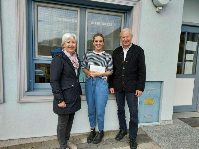 Spendenübergabe: Rita Weber vom Gesunden Dorf, Kindergartenleiterin Julia Martna und Bürgermeister Ernst Horvath.