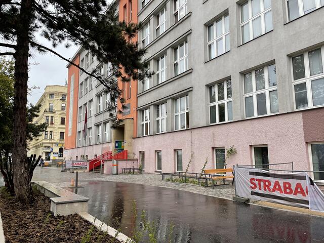 Die Bauarbeiten haben bereits begonnen. Bänke und Wasserspielplatz sind vorhanden.