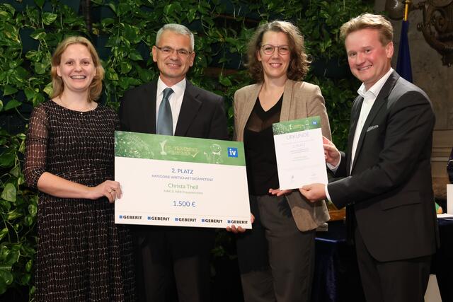 Christa Thell, Franz Zuser (für den Sponsor: Geberit Produktions GmbH &amp; Co KG), Iris Rauskala (Bundesministerin a.D. und Sektionschefin, BMBWF), Georg Knill (Präsident der Industriellenvereinigung).
  | Foto: Katharina Schiffl/Industriellenvereinigung
