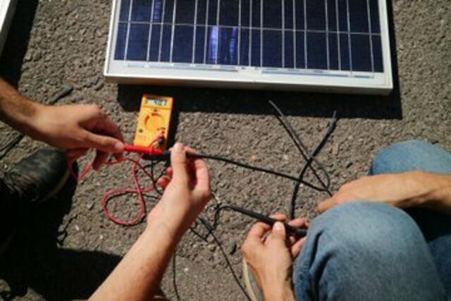 Durchmessen der Module | Foto: BalkonSolar