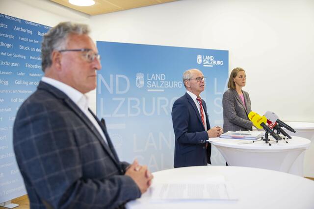 Landeshauptmann Stellvertreter Heinrich Schellhorn, Landeshauptmann Stellvertreter Christian Stöckl und Landesrätin Andrea Klambauer präsentierten das Budge für 2022.