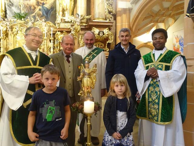 Gratulation zum 70. Geburtstag: Pfarrer Hans Lagler, Jubilar Josef Resch, Diakon Robert Plank, Pfarrgemeinderatsobmann Alfred Kaltenbrunner, Kaplan Pater Samuel Adindu Igwe mit den Kindern Jonas Aigner und Emma Mittergeber
 | Foto: Markus Eder