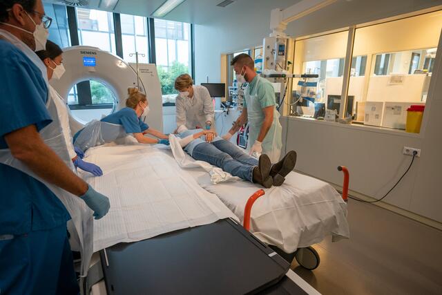 Der Vorteil ist eine schnelle Behandlung, denn wenn ein Schlaganfall diagnostiziert wird, kann die Therapie noch im Schockraum eingeleitet werden.