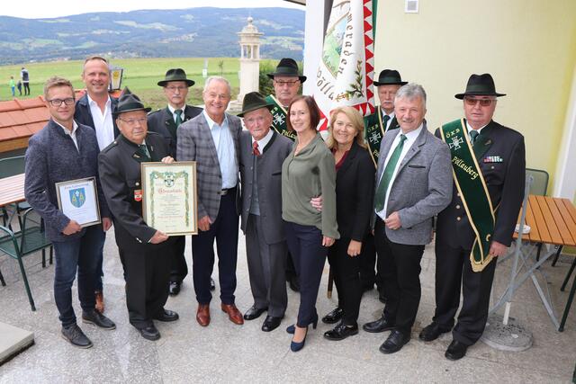 Den Hunderter gefeiert: Franz Weghofer im Kreis der Gratulanten, an der Spitze LAbg. Hubert Lang und Bgm. Gerald Klein.