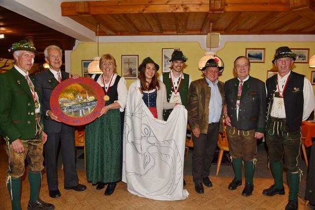 v.l. Rudolf Scheutz, Johann Scheutz, Veteranen - Schützenkönigin Christa Exner, Michaela Fahrner mit Schneiderfahne, Schützenkönig 2021 Marco Schlager, Vinzenz Preimesberger, Johann Pilz, OSM Josef Sonnleitner.
