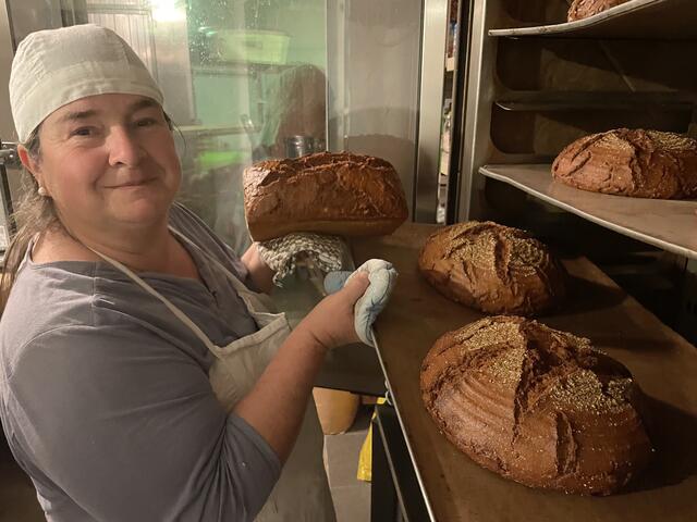 Barbara Strasser mit dem fertigen, gold-prämierten Brot (Einkorn Dinkel Sauerteig Vollkorn)  | Foto: Strasser