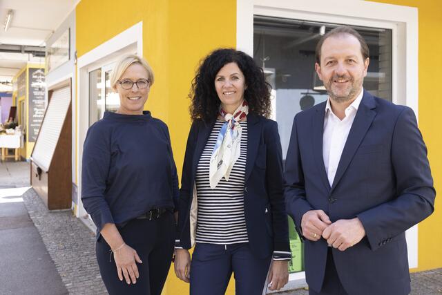 Von links: Anke Merkl (Leiterin der Abteilung Wirtschaft und EU), Greisslerin Daniela Brandlmayr und Vize-Bürgermeister Bernhard Baier.