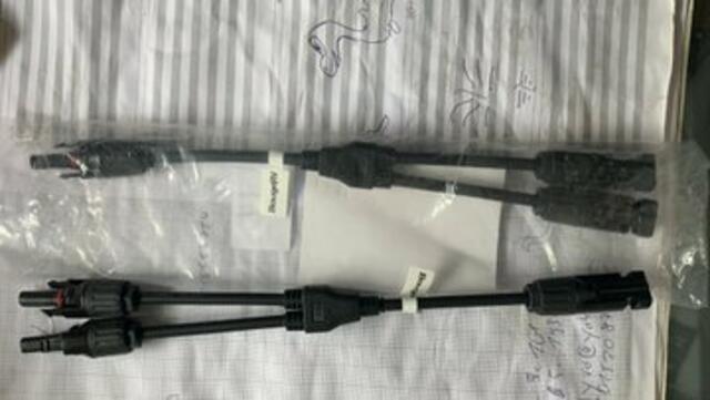 Elektrostecker alte MC3 Stecker am Modul auf aktuelle MC4 umbauen Y-Stecker um mehrere MC4 parallel zu schalten gibt es Online
(Alte Solarmodule haben häufig MC3 Stecker, der neue Wechselrichter will MC4) | Foto: Balkonsolar