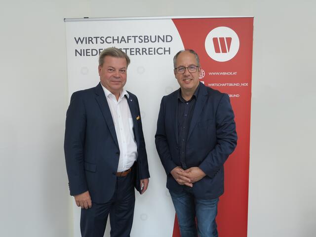 WBNÖ Direktor Harald Servus gratuliert, auch im Namen von WBNÖ Landesobmann WKNÖ Präsident Wolfgang Ecker, dem neuen Fachgruppenobmann der Rauchfangkehrer, Markus Köck.