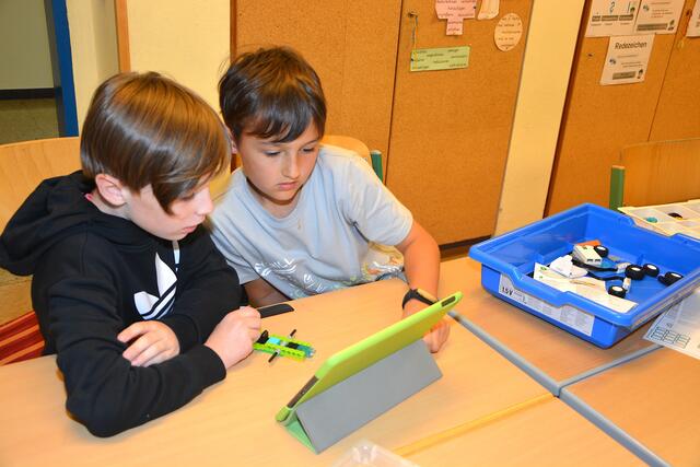 Die Viertklassler dürfen sich spielerisch am Bauen verschiedener Roboter und deren Programmierung versuchen.