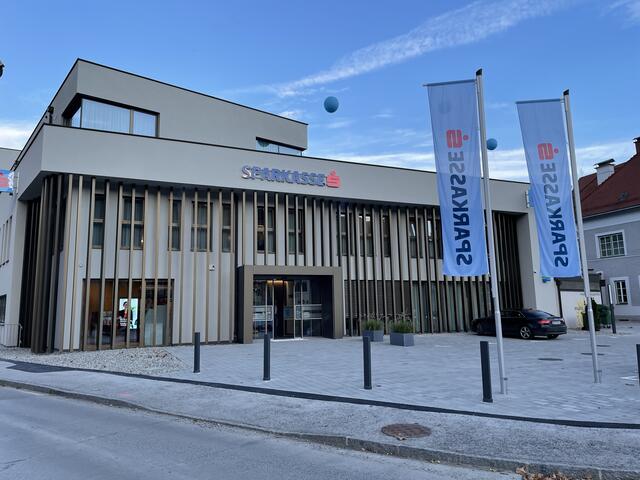 Die neue Sparkasse Mürzzuschlag befindet sich jetzt in der Mariazeller Straße 4a und vereint die ehemaligen zwei Mürzer Filialen unter einem Dach.